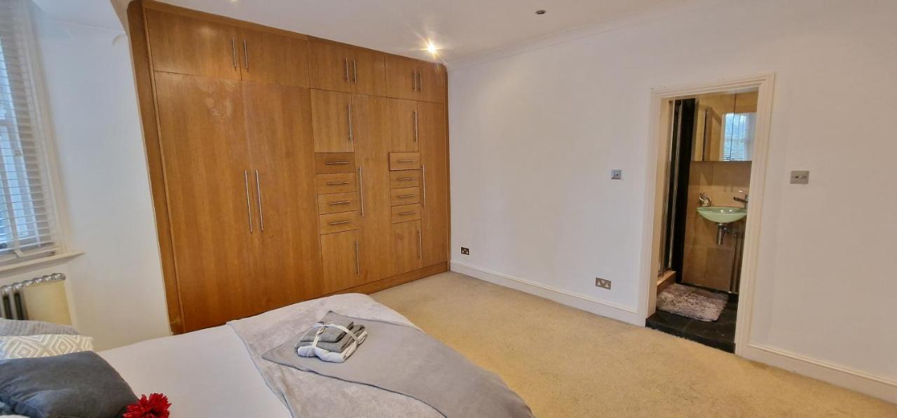 Action Packed Local 3Br 1 Mins Walk To Everything Apartment London Exterior photo