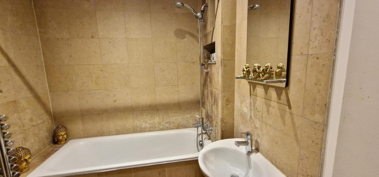 Action Packed Local 3Br 1 Mins Walk To Everything Apartment London Exterior photo