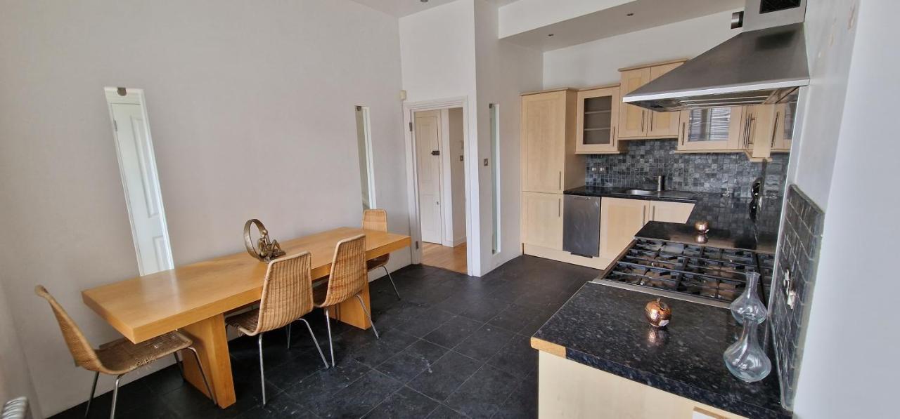 Action Packed Local 3Br 1 Mins Walk To Everything Apartment London Exterior photo