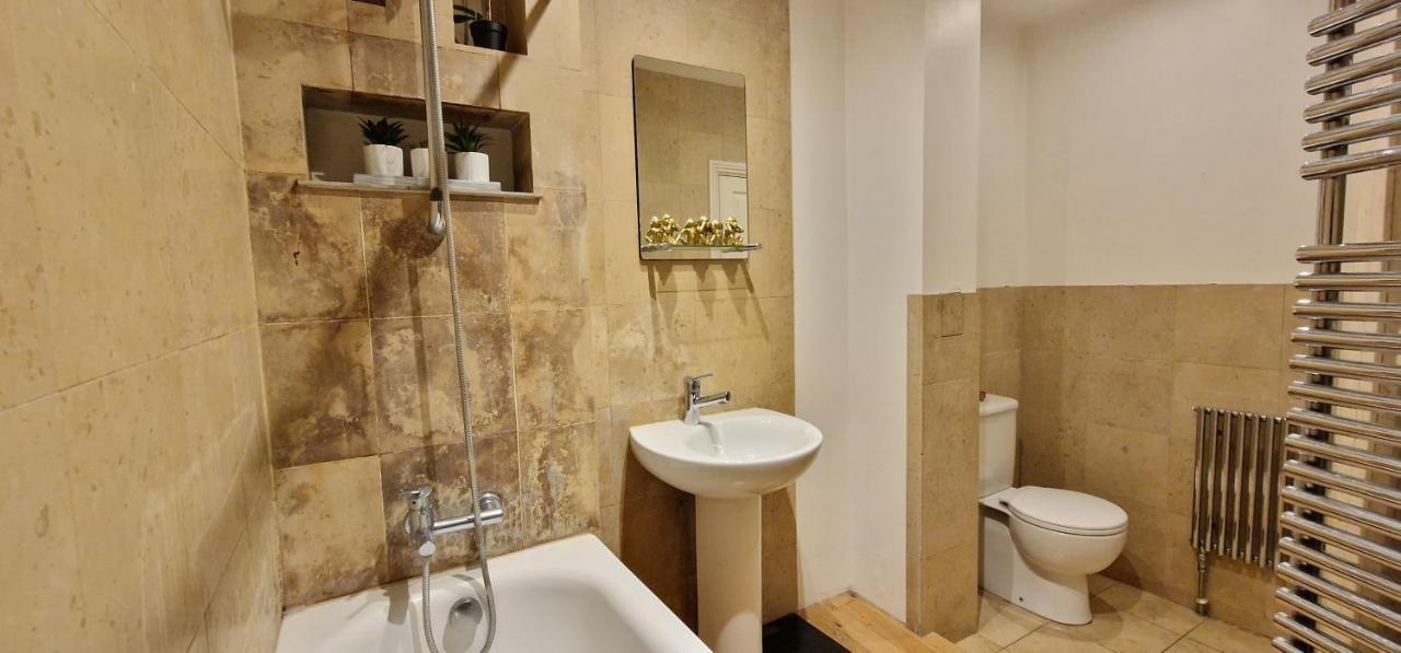 Action Packed Local 3Br 1 Mins Walk To Everything Apartment London Exterior photo