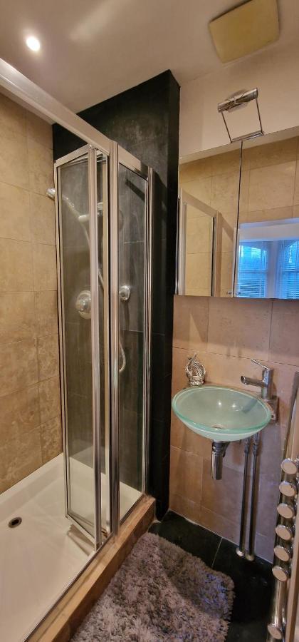 Action Packed Local 3Br 1 Mins Walk To Everything Apartment London Exterior photo