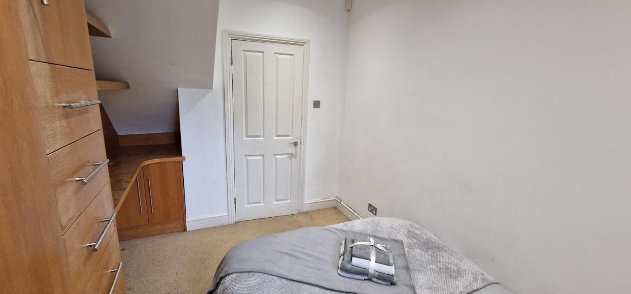 Action Packed Local 3Br 1 Mins Walk To Everything Apartment London Exterior photo