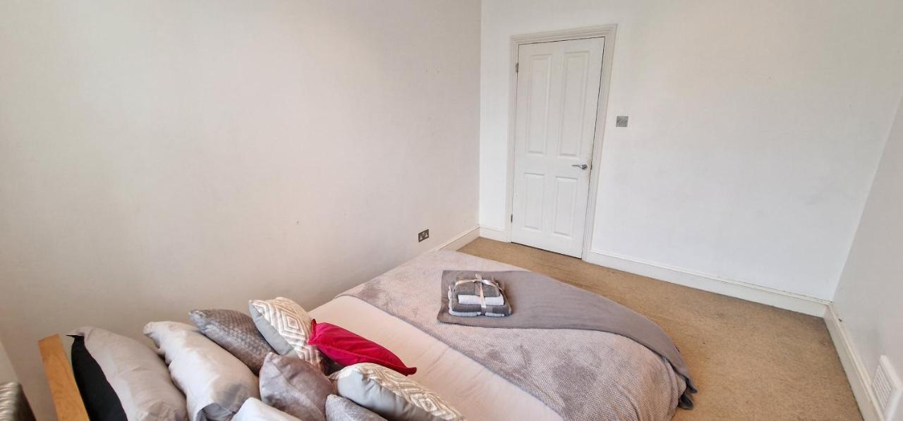 Action Packed Local 3Br 1 Mins Walk To Everything Apartment London Exterior photo