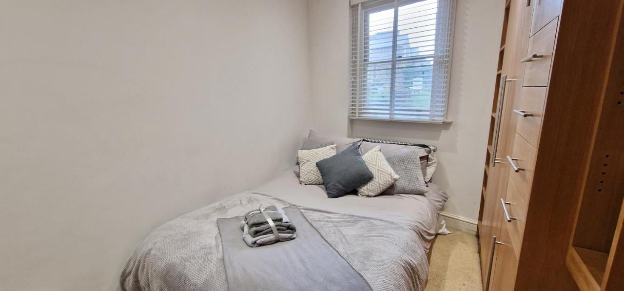Action Packed Local 3Br 1 Mins Walk To Everything Apartment London Exterior photo